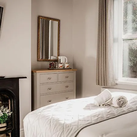 לינה וארוחת בוקר The Railway 3*